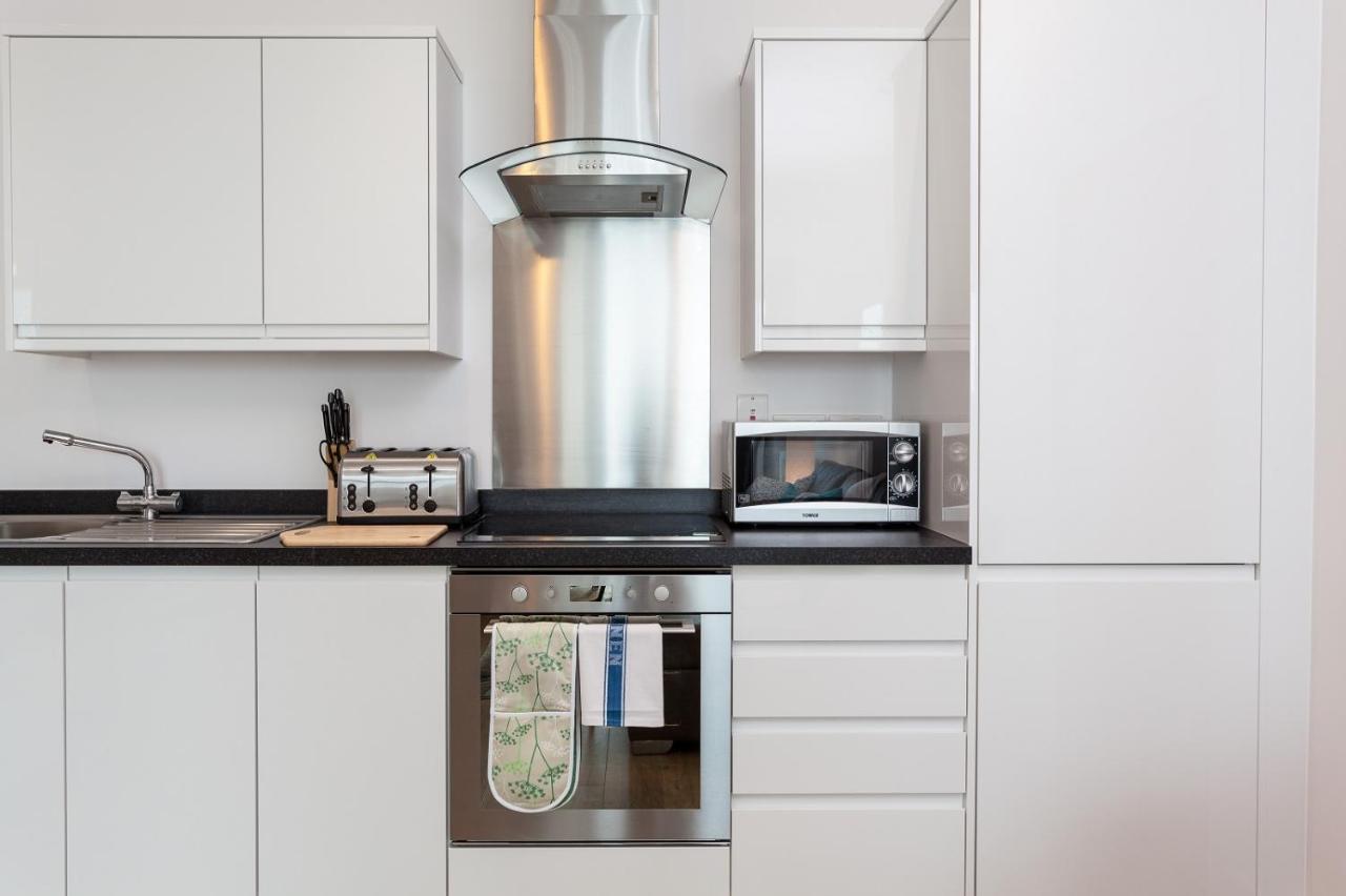 Self-Contained Town Centre One Bedroom Apartments By Helmswood Serviced Apartments Redhill  Exterior foto