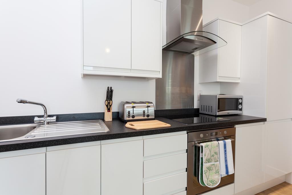 Self-Contained Town Centre One Bedroom Apartments By Helmswood Serviced Apartments Redhill  Exterior foto