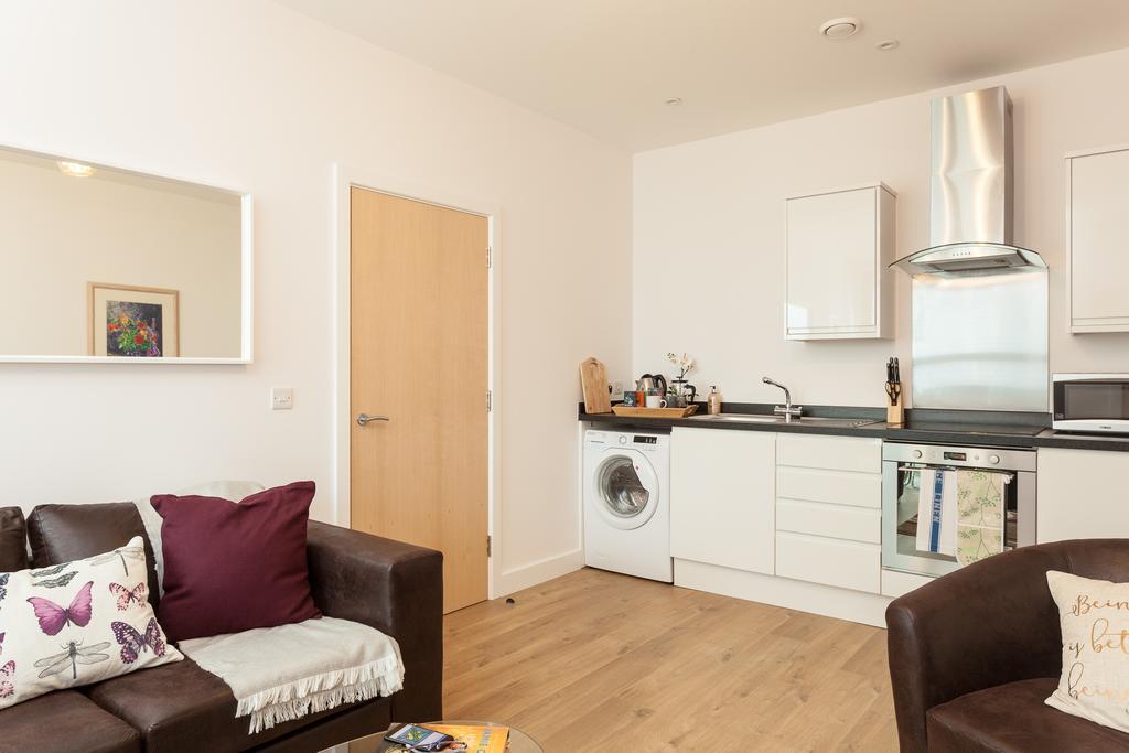 Self-Contained Town Centre One Bedroom Apartments By Helmswood Serviced Apartments Redhill  Exterior foto