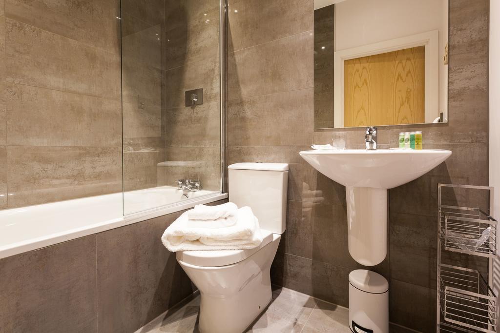 Self-Contained Town Centre One Bedroom Apartments By Helmswood Serviced Apartments Redhill  Exterior foto