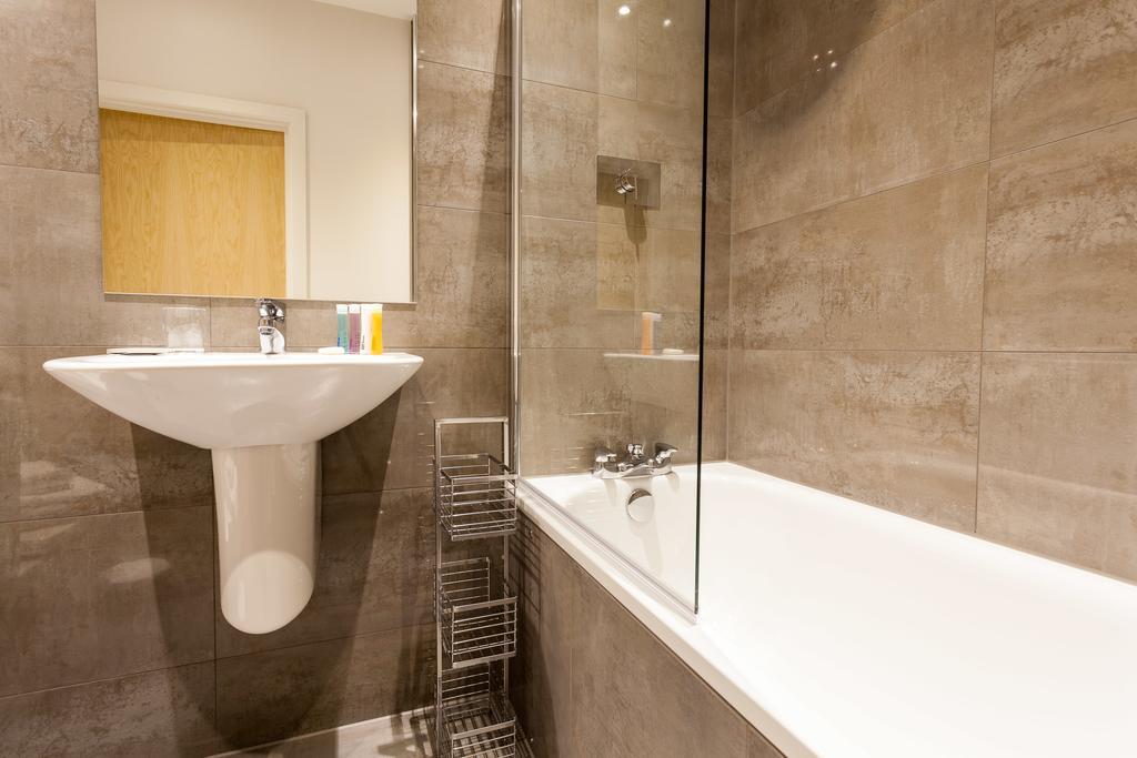 Self-Contained Town Centre One Bedroom Apartments By Helmswood Serviced Apartments Redhill  Exterior foto