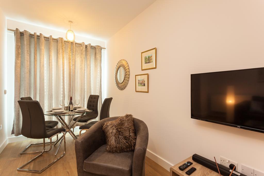 Self-Contained Town Centre One Bedroom Apartments By Helmswood Serviced Apartments Redhill  Exterior foto